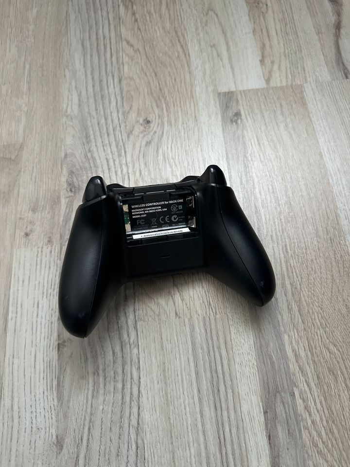 Xbox One S mit 2 Controller in Hude (Oldenburg)