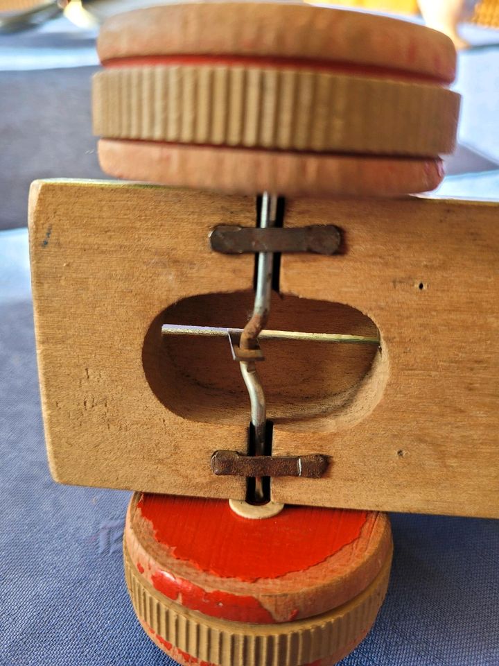 Bewegliches Kinderspielzeug aus Holz zum Ziehen Vintage in Dresden