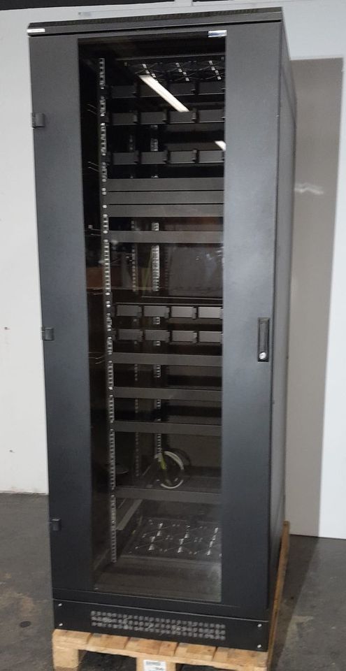 Triton Serversschränke; 2 Stück B 700 x H 1200 x T 2100mm in Hartmannsdorf