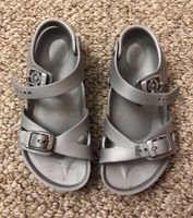 Birkenstock Sandalen Badeschuhe Arizona in Größe 30 Silber Hessen - Heusenstamm Vorschau