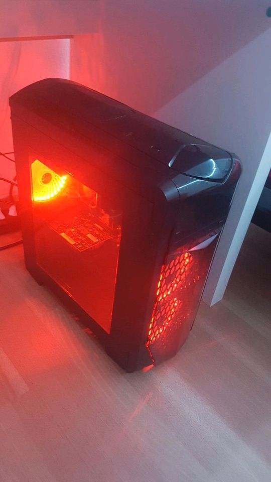 Gaming PC mit roten LED's in Iserlohn