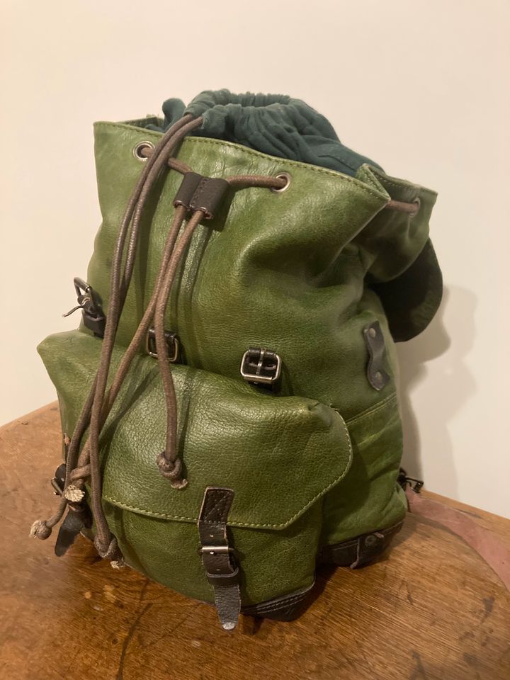 Rucksack aus echtem Leder von Paul Marius dunkelgrün in Köln