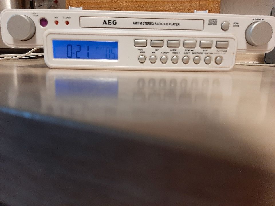 Küchen - Uhrenradio von AEG günstig abzugeben in Leipzig