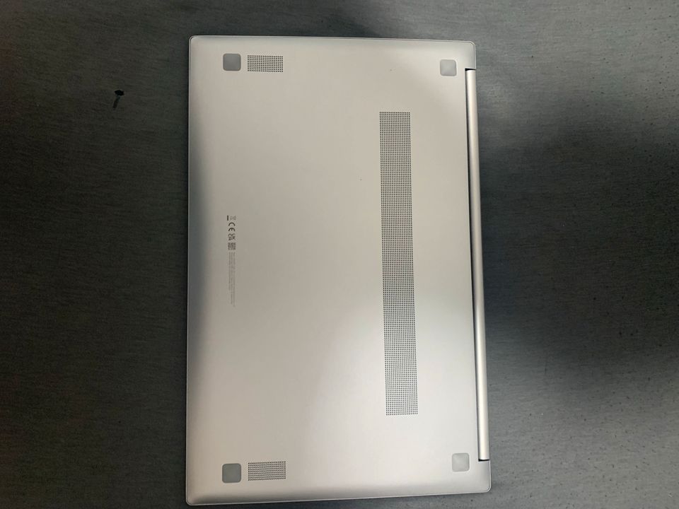Eine Samsung Galaxy laptop an in Plauen