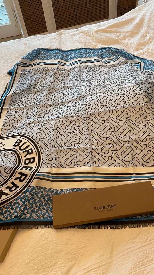 Burberry Seidentuch Schal neu mit Etikett 140 x 140 cm blau in Saarbrücken