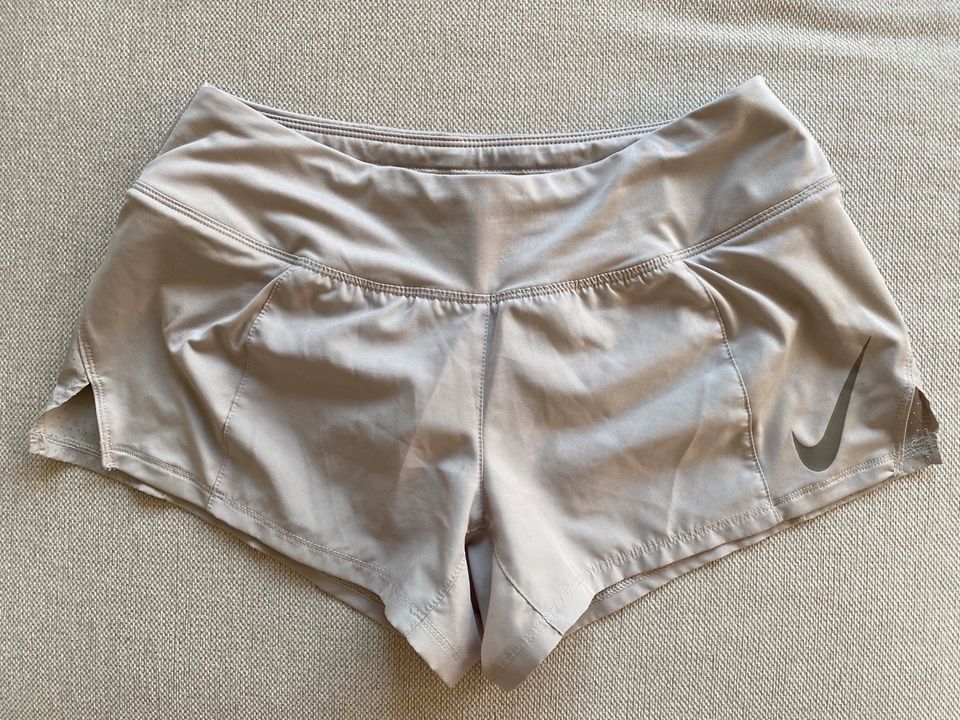 Beige Nike Dri-Fit Shorts Low Waist Joggen Yoga Workout in Berlin