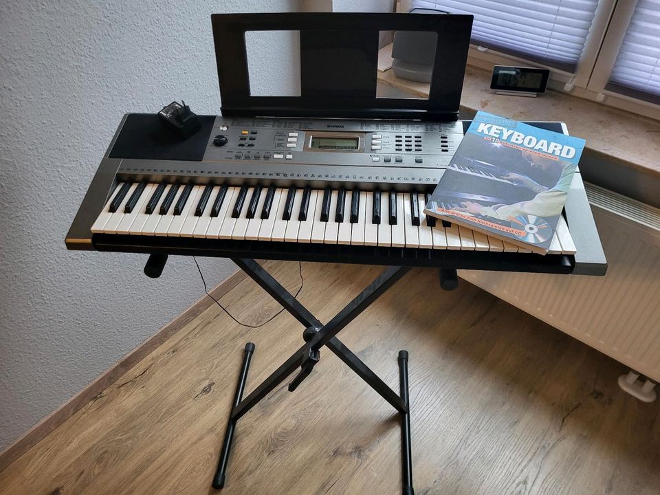 Keyboard mit Ständer in Chemnitz