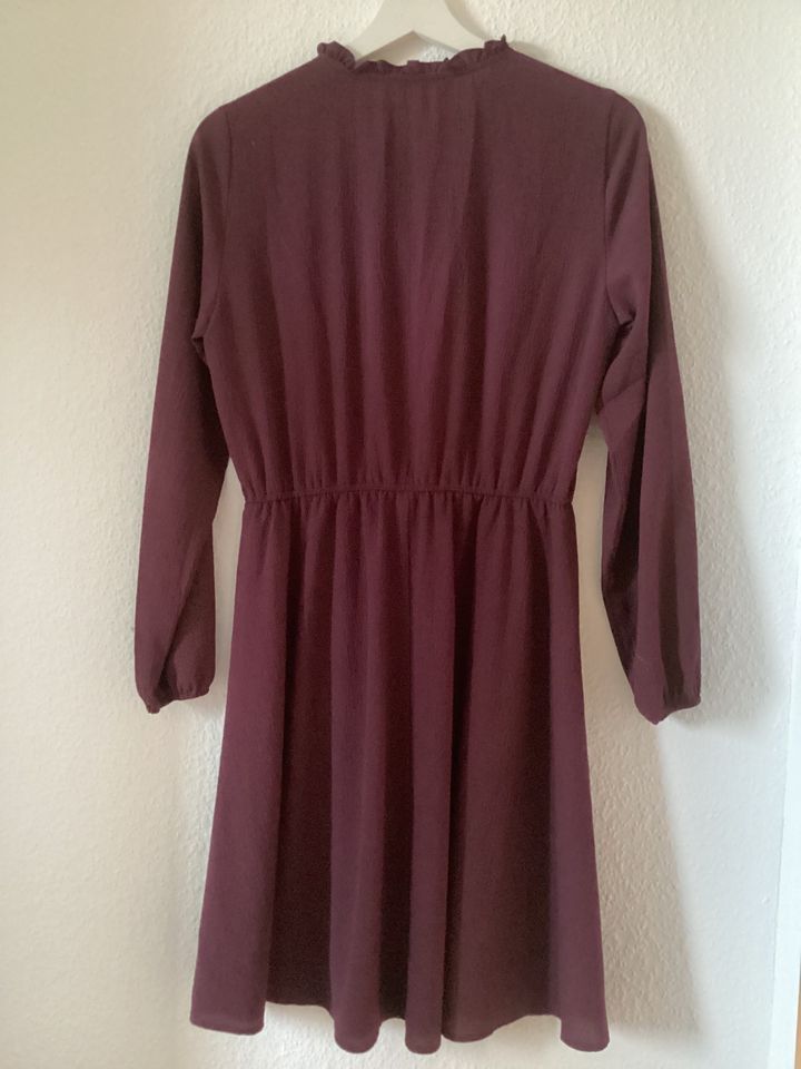 Langärmliges Kleid cherry / rotviolett Vero Moda S / 36 Rüsche in Viersen