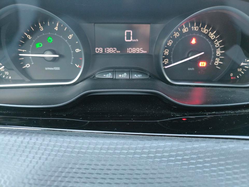 Peugeot 2008 Baujahr 2018 Top Zustand Scheckheft gepflegt in Dortmund