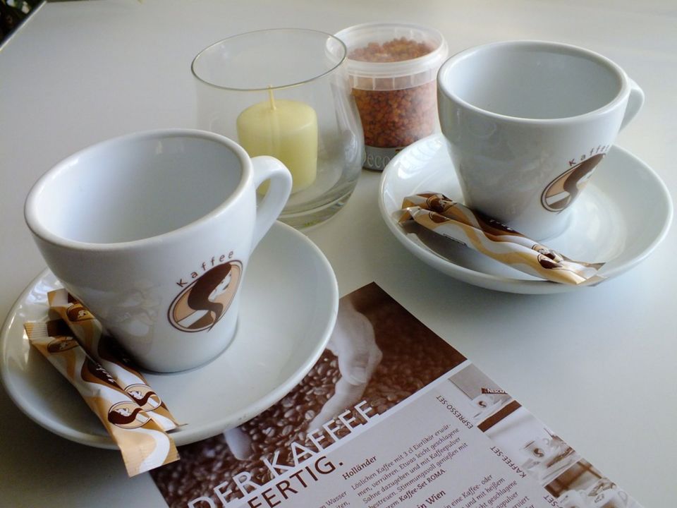 Geschenk Set: 2 Design-Tassen mit Dekoration in Erlangen