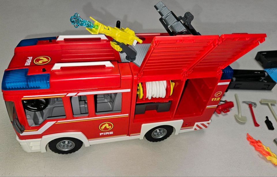 PLAYMOBIL City Action 9464 Feuerwehr Rüstfahrzeug mit Licht und S in Salzgitter