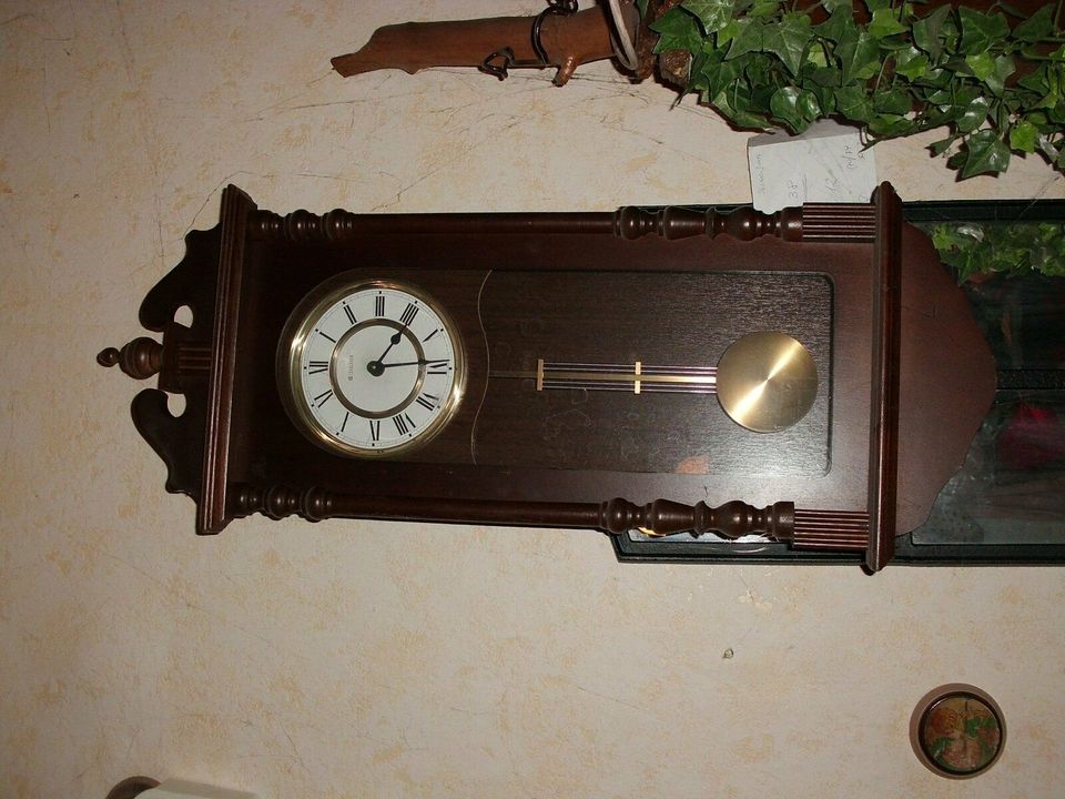 Vk.alten Holzstuhl,  Stuhl, vk. Wanduhr, Uhr,alte Garderobe in Fockbek