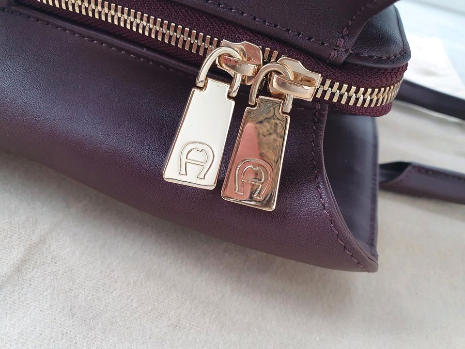 Aigner Tasche burgundy NEUWERTIG in Lübbecke 