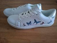 weiße Sneaker in *Größe 39* abzugeben Thüringen - Erfurt Vorschau