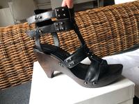 Costume nationale 37,5 schwarz Nieten sehr cool top ! Nordrhein-Westfalen - Wesseling Vorschau