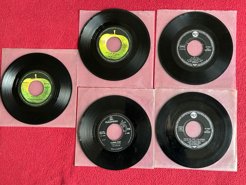 5x Vinyl Single: 2x Beatles 1x Paul McCartney 2x Elvis Presley in Dortmund
