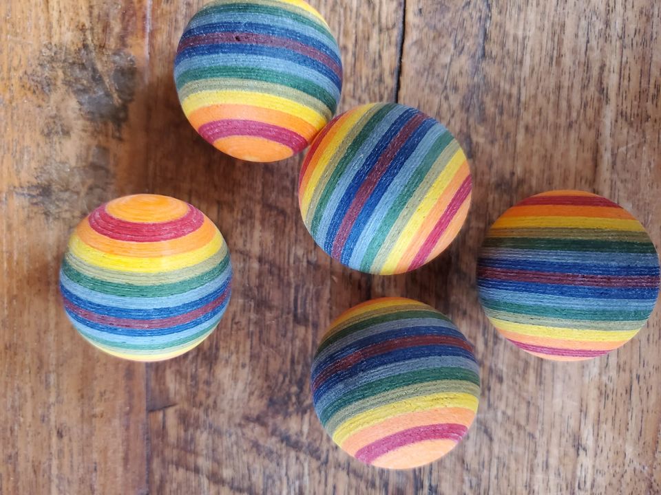 Wunderschöne Holzkunst / Dekoration. 5 x Regenbogenbälle in Kolbingen