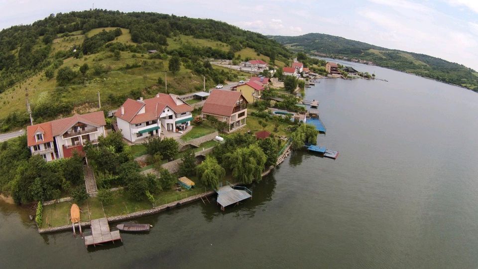 Haus an der Donau, Eisernes Tor, Villa, Rumänien, von Privat in Ebermannstadt