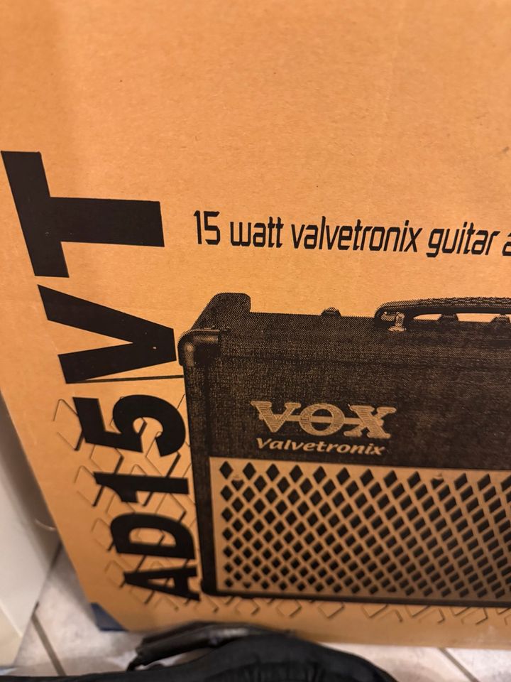 Yamaha Gitarre und Vox AD15VT Verstärker in Meschede