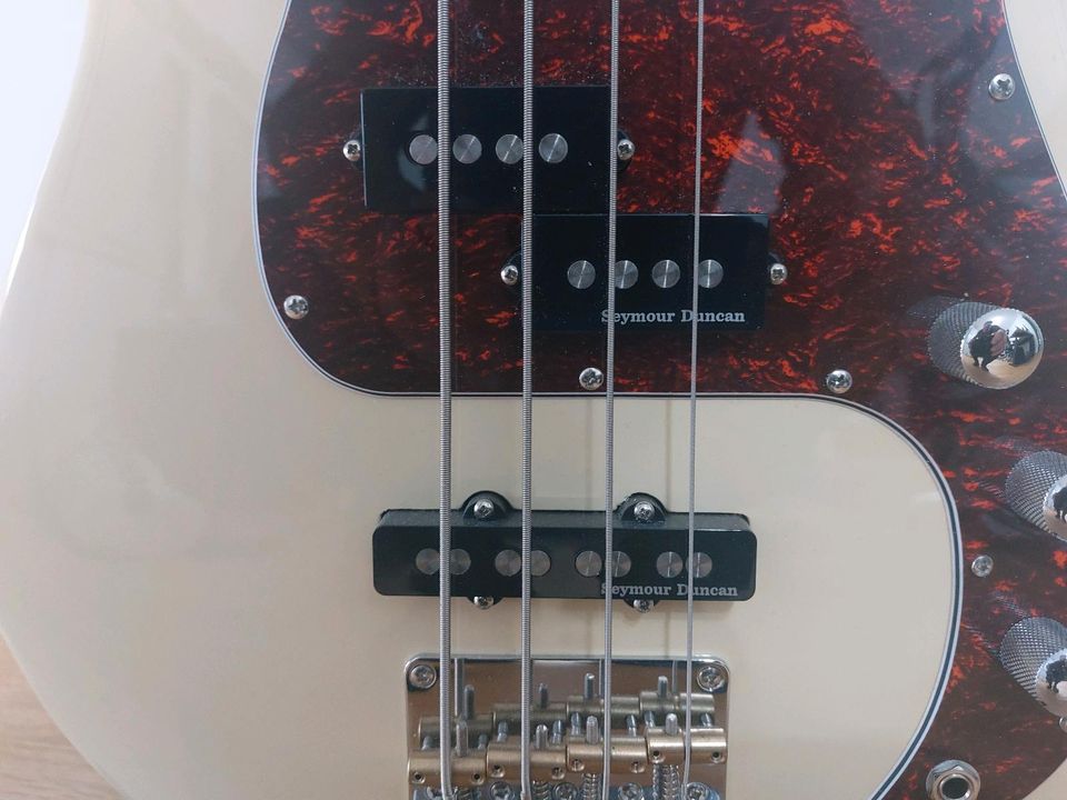 Bass Harley Benton PJ-74 OW Vintage / Seymour Duncan Pickups in Stadtbergen