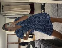 Amisu New Yorker Kleid kurz blau weiß Blumen Gr 34 Bayern - Wenzenbach Vorschau
