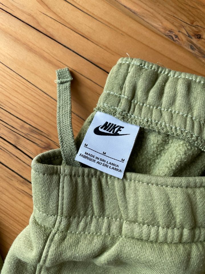 Nike Herren Jogginghose • khaki grün • Größe M in Hannover