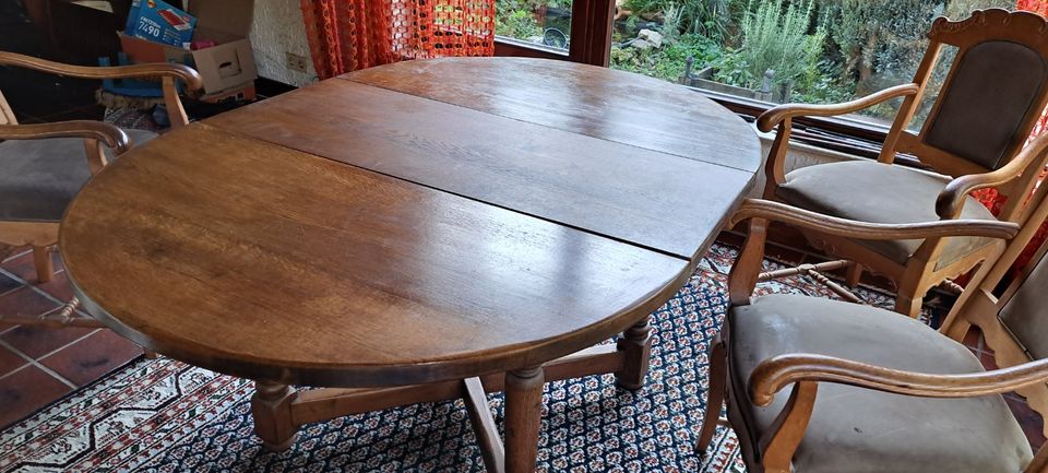 Gemütlicher Holztisch mit 4 lederbezogenen bequemen Stühlen in Gerlingen