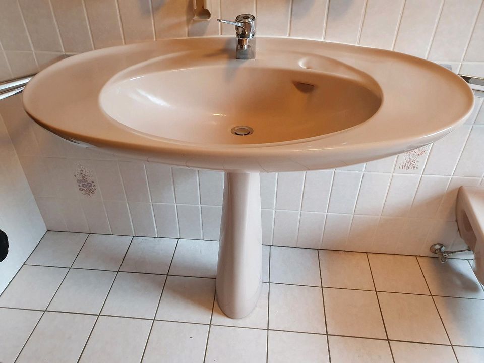 Großes Waschbecken Beige in Diez