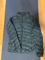 leichte Daunenjacke von Uniqlo in tiefgrüner Farbe, Größe S Berlin - Köpenick Vorschau