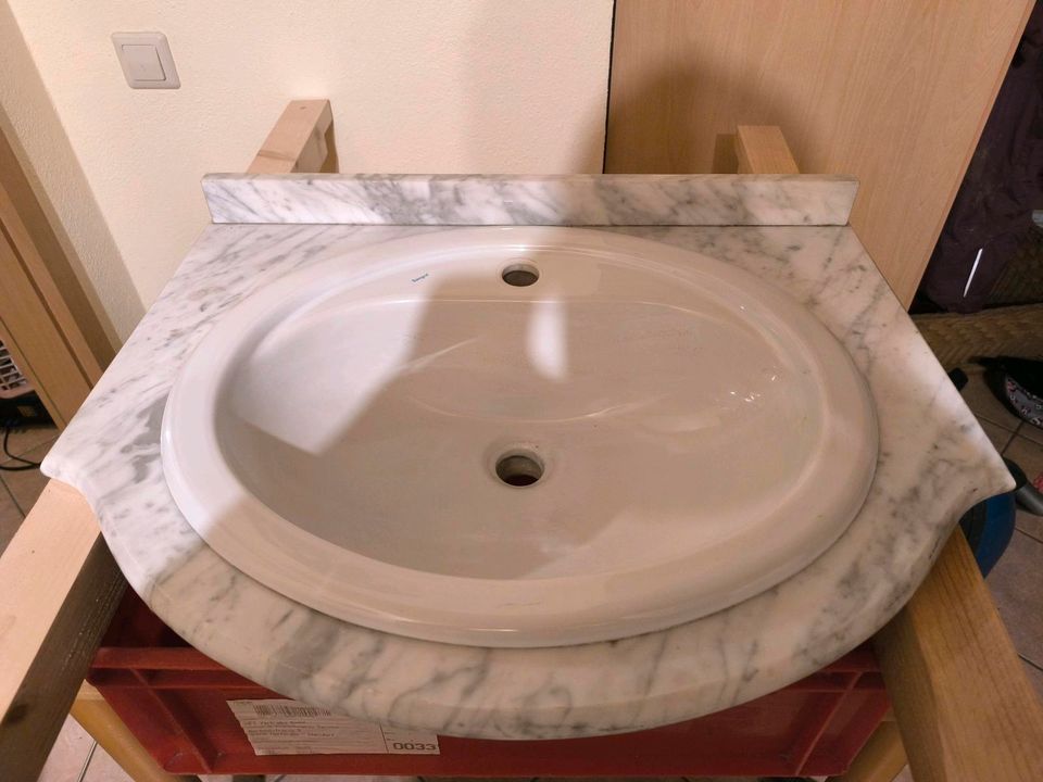 Waschbecken mit Marmor Platte in Pulsnitz