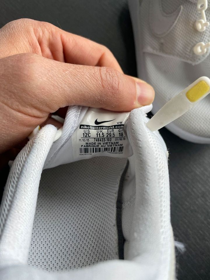 Kinderschuhe Nike weiß 29,5 einmal getragen Turnschuhe in Berlin