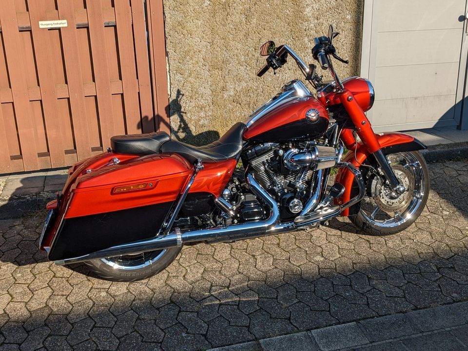 Harley Davidson CVO Road King 2014 mit Penzl-Auspuff und Wilbers in Düsseldorf