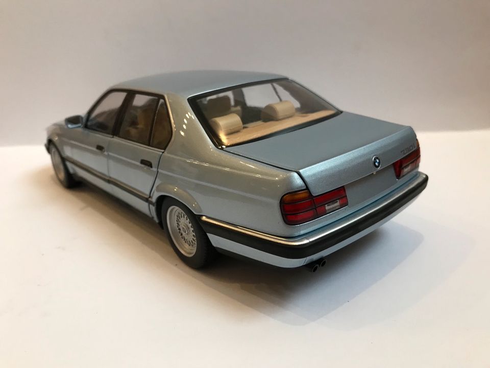 Modellauto BMW 7er 730I E32 1986 hellblau metallic 1:18 Minichamps