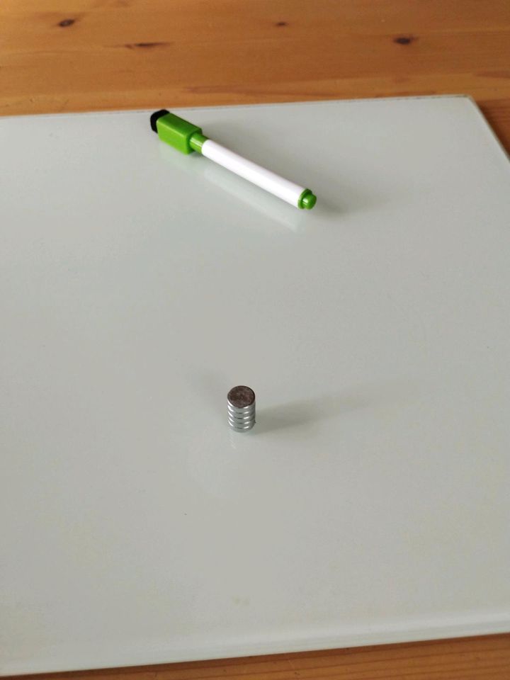 Memoboard mit Magneten und Stift in Syrgenstein