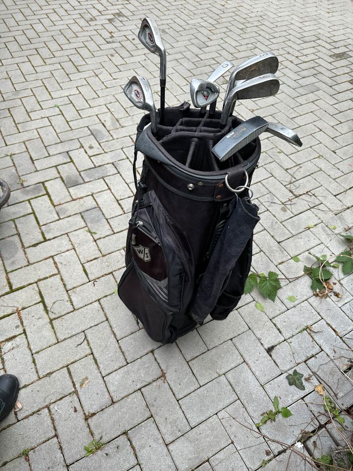 Golfbag Wilson Staff mit Schläger rechts in Braunschweig