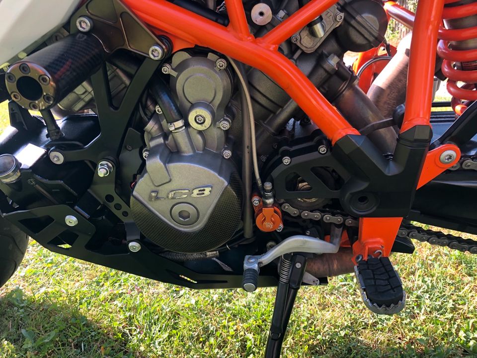 KTM 990 SMR SM Supermoto R Schmiedefelgen Akrapovic Carbonheck in Mühldorf a.Inn