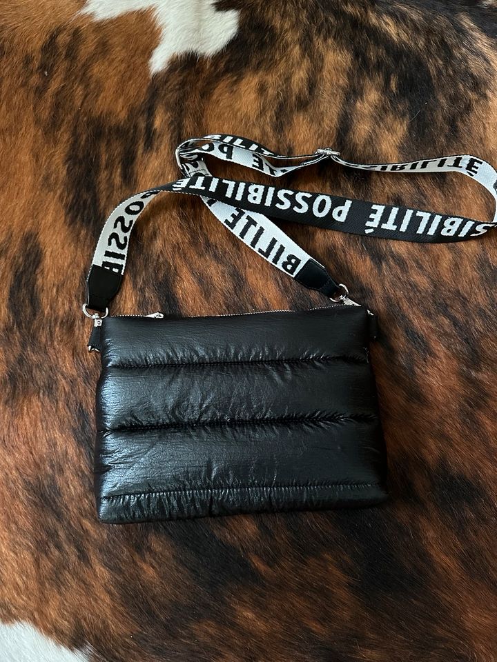 Kleine Handtasche schwarz von H&M, Umhängetasche im Daunenlook in Schwerte