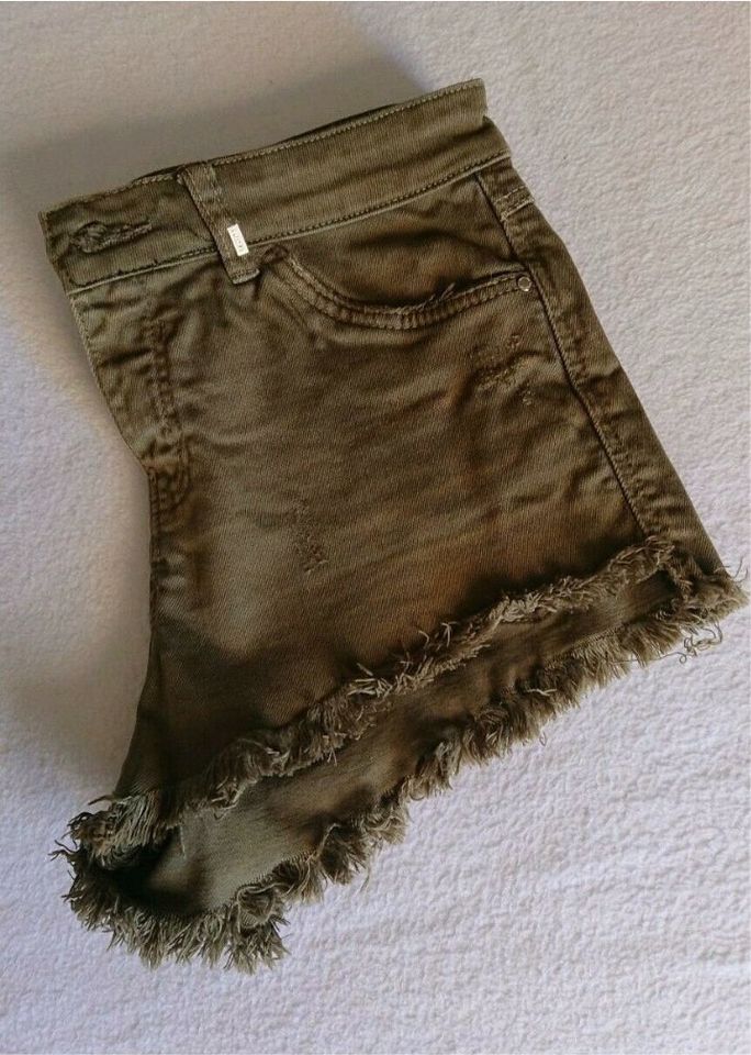 Bershka Girl Jeansshorts Gr.34 in Obertshausen