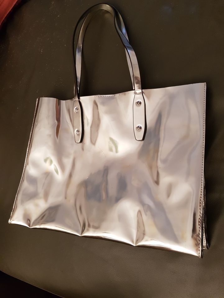 Guess Tasche, Shopper Handtasche, Schultertasche Silber in Berlin