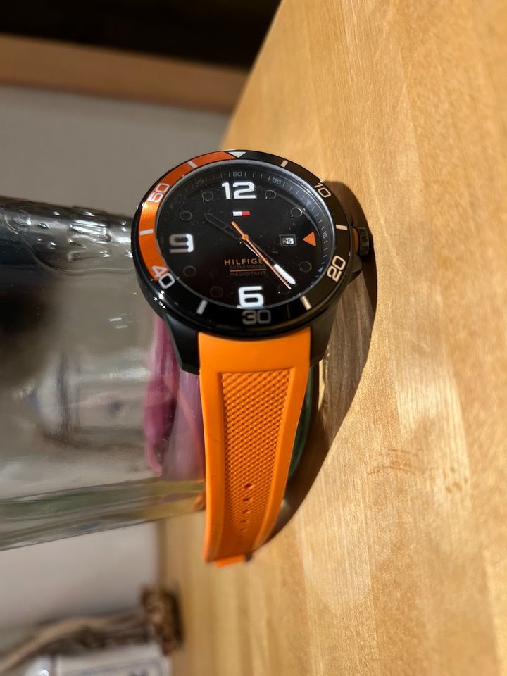 Tommy Hilfiger Herren Sportuhr Uhr schwarz orange Silikon in Mohlsdorf