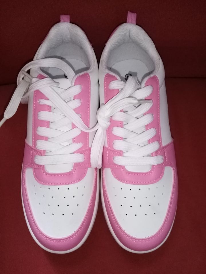 Turnschuhe in rosa und weiss in Porta Westfalica