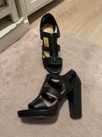 Sexy Sandaletten High Heels 37 neuwertig Reißverschluss Niedersachsen - Hameln Vorschau