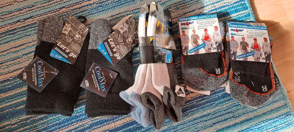 Funktionslaufsocken und Sportsocken originalverpackt Gr. 35-38 in  Schleswig-Holstein - Kiel | eBay Kleinanzeigen ist jetzt Kleinanzeigen