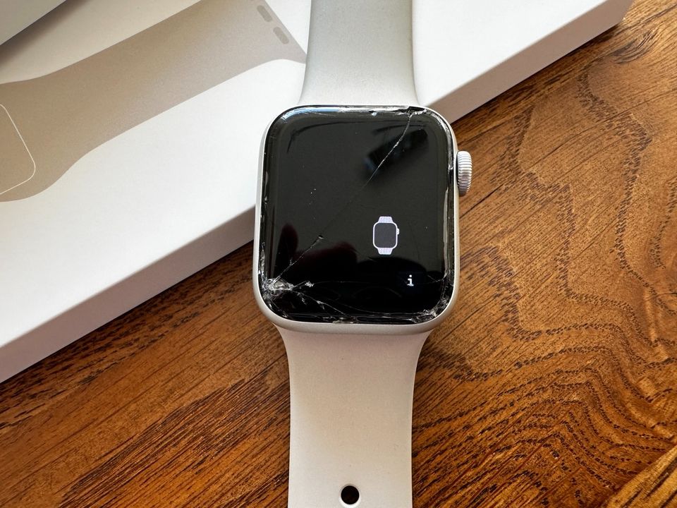 Apple Watch SE 40mm Polarstern Silber defekt in Celle