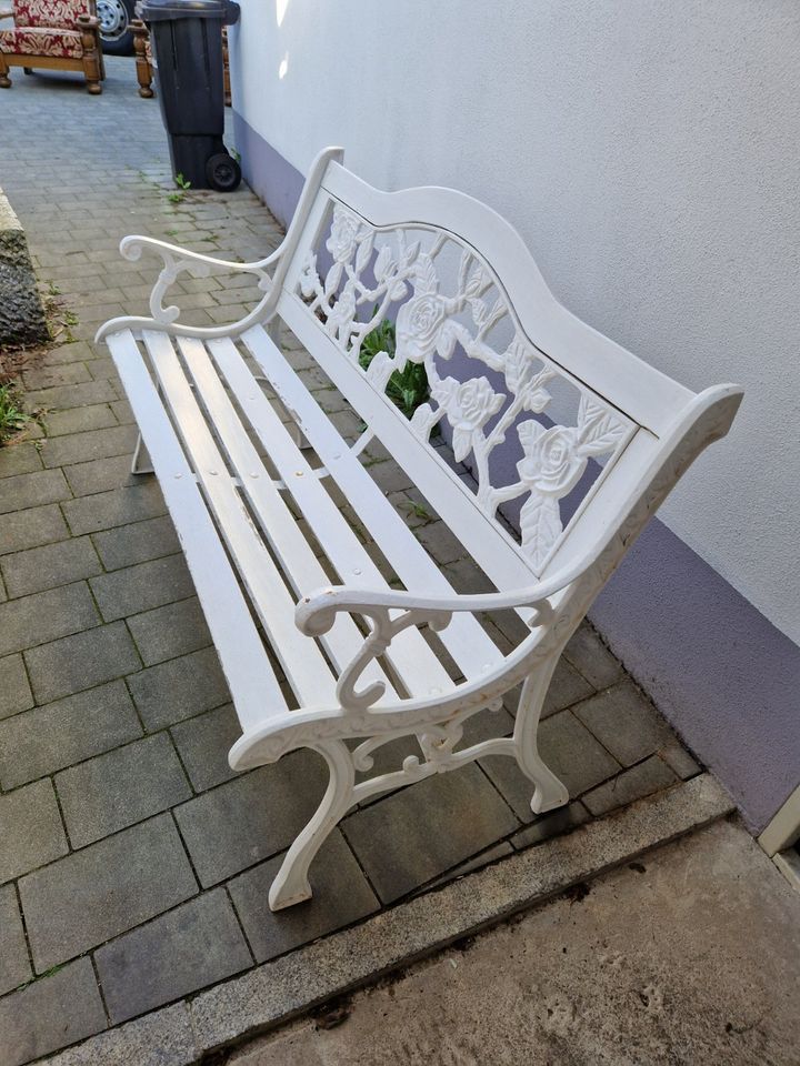 hübsche weiße Gartenbank, Metall Holzbank, Außenbank, Sitzbank in Möhrendorf