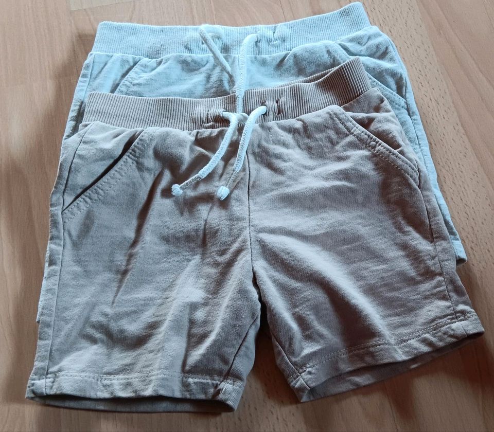 3 Shorts, kurze Hosen Größe 98 in Elzach