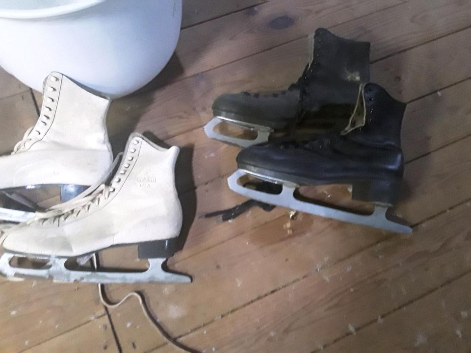 Schlittschuhe, alt in Adendorf