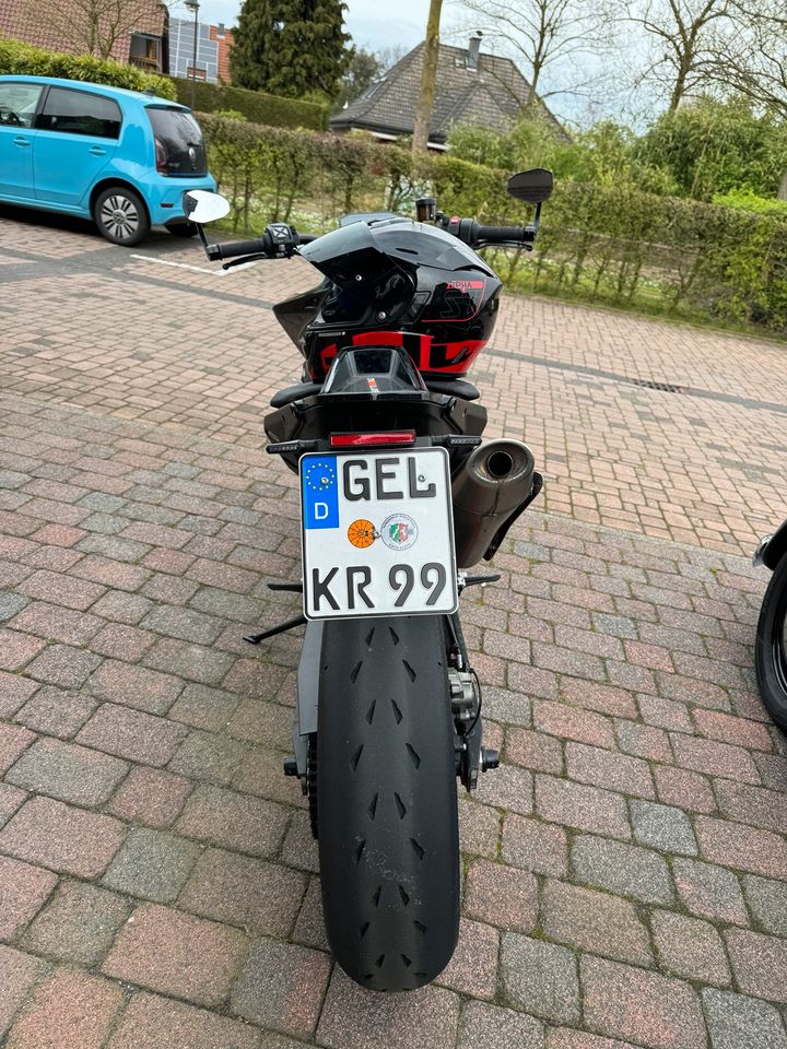 KTM 890 Duke R in Straelen