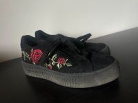 Schwarze Schuhe mit Rosen Nordrhein-Westfalen - Hille Vorschau