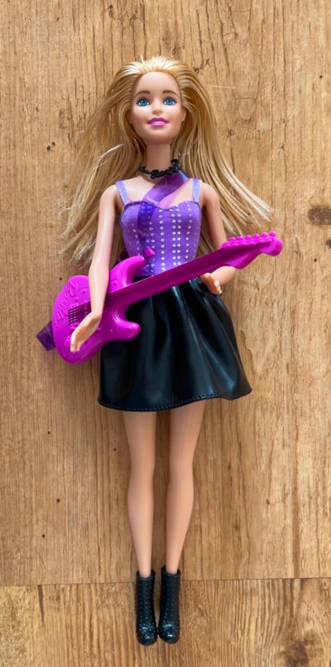 Barbie mit E-Gitarre von Mattel in Warngau